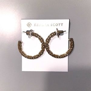 Kendra Scott Maggie Small Hoops in Gold Filigree